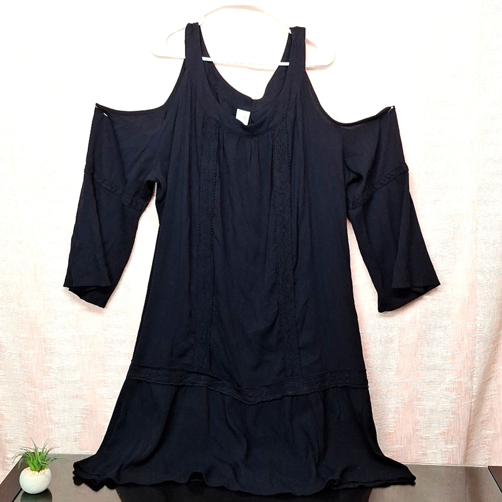 Ladies black cold shoulder dress size 3X.